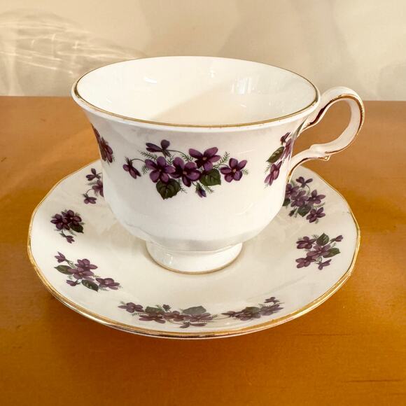 Queen Anne Lilacs Vintage Bone China Tea Cup & Saucer, Ridgeway Potteries - Picture 1 of 6